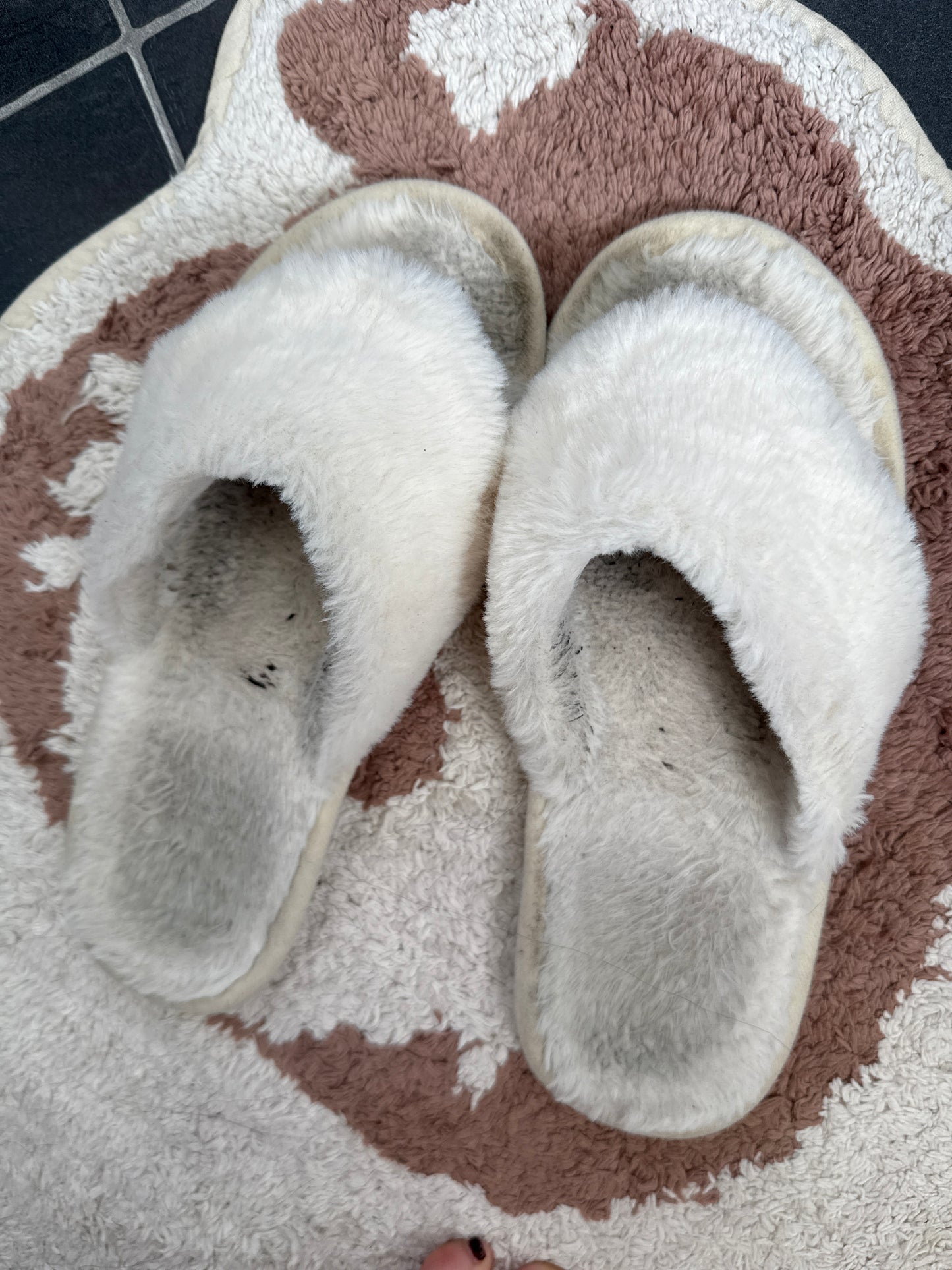 Very Well Worn White Flip Flop Slippers